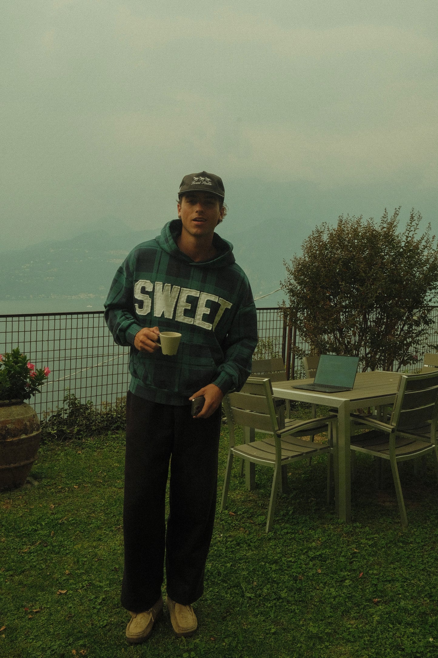 SUDADERA CON CAPUCHA VERDE DE CUADROS ESTILO VINTAGE